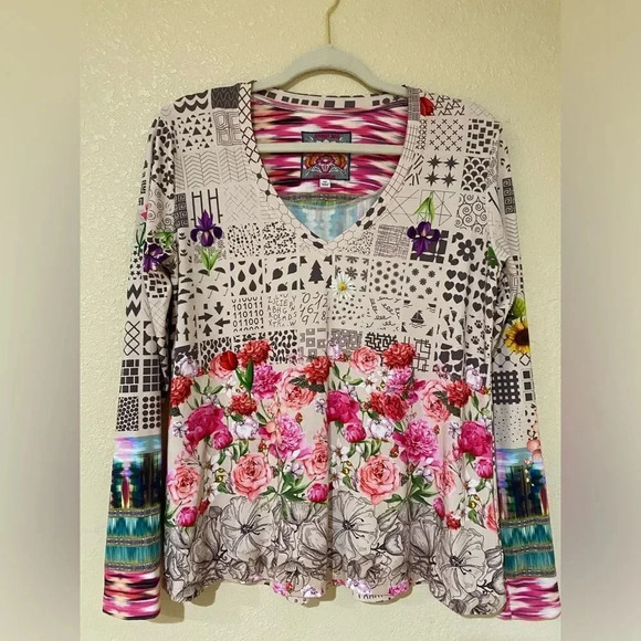 Johnny Was Women’s Mystery Print V-Neck Long Sleeved Shirt - Picture 1 of 6